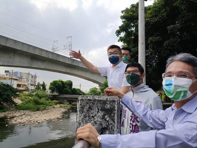 筏子溪农路桥段未治理完成，立法院副院长蔡其昌26日前往现勘。（陈淑娥摄）