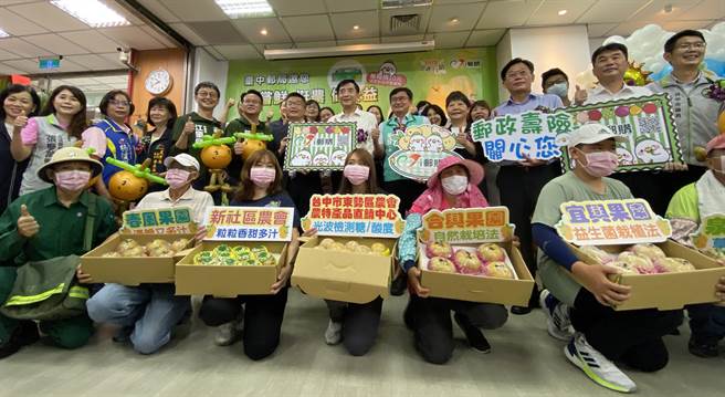 民进党台中市长参选人、立法院副院长蔡其昌表示，他要推社会住宅、营养午餐免费鼓励年轻人多生孩子，要对年轻人友善。（陈淑芬摄）