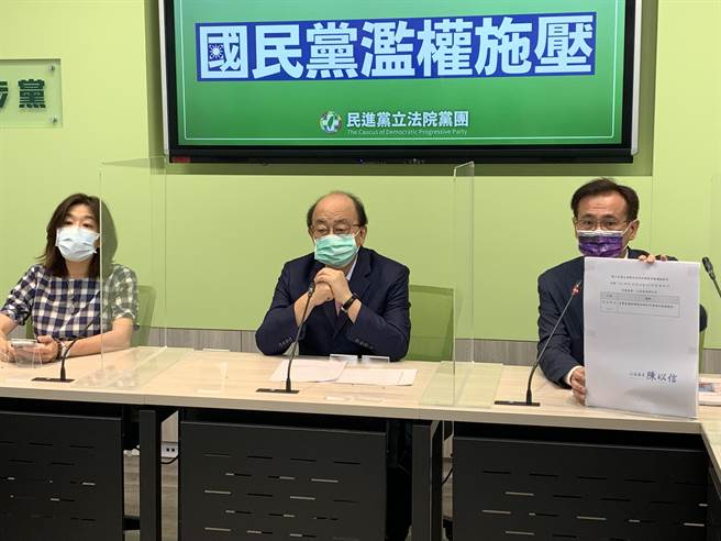 立法院民进党团总召柯建铭批评国民党安排考察新竹市调查站考察，是假考察之名行打压之实。（林缙明摄）