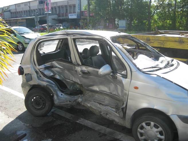 花莲一名95岁曾姓老翁驾车行经凤林镇，准备横越台9线道路，前往路口加油站，却不慎与南下车辆发生碰撞，当场翻车，且右侧前后车门严重凹陷，人一度受困在内。（凤林警分局提供／罗亦晽花莲传真）