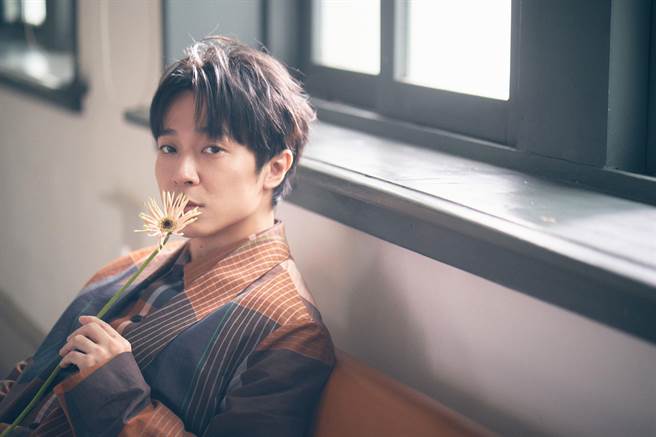 吴青峰在〈恋人絮语〉MV中吃花、吐花。（环球音乐提供）