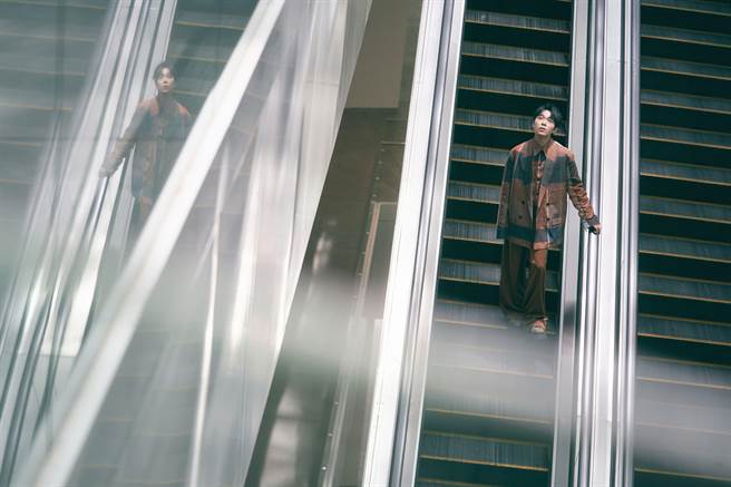 吴青峰在美术馆拍摄〈恋人絮语〉MV。（环球音乐提供）