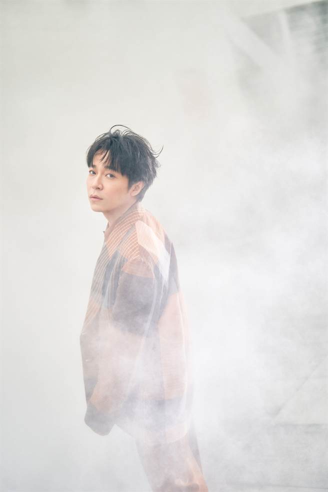 吴青峰推出个人全词曲创作〈恋人絮语〉。（环球音乐提供）