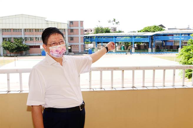 县长杨文科视察新丰国中太阳能光电球场，学子能风雨无阻运动，更可节能减碳。（罗浚滨摄）