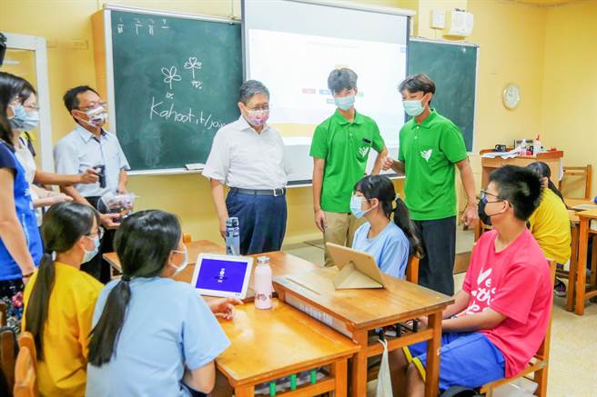 县长杨文科（中）了解新丰国中海外青年英语服务营，希望透过这次英语互动，让学子具备国际视野与跨国交流能力。（罗浚滨摄）