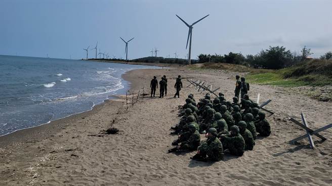国军在在苗栗县通霄镇白沙屯安检所实施「后备部队滩岸阻绝设置」演练。（李京升摄）