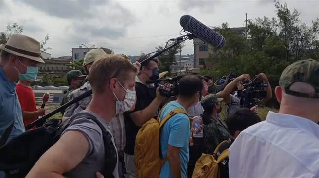 今天的演习也吸引德国、法国与英国媒体都前来参观并採访。（李京升摄）