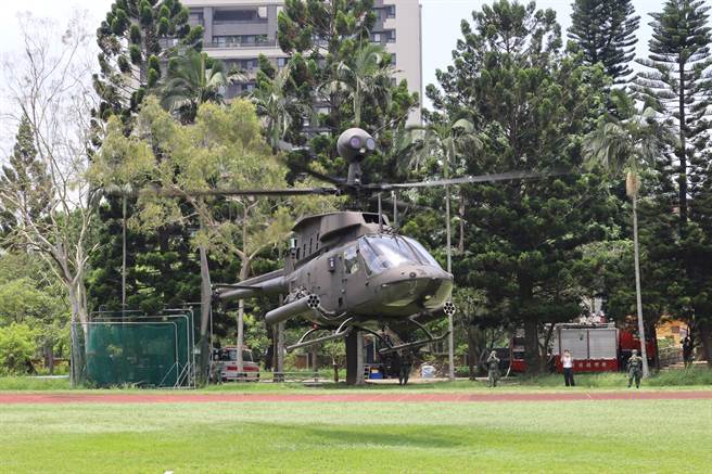 受限闭塞场地，飞行员小心翼翼降落在关西高中操场。（邱立雅摄）