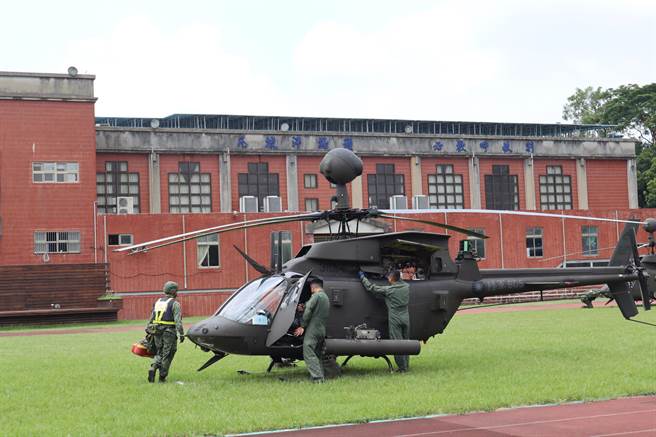 4架直升机降落后，飞行员及机工长检查飞机状况。（邱立雅摄）