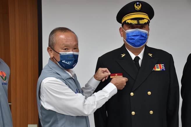 苗栗县长徐耀昌26日上午替新任消防局副局长黄德兴授阶。（谢明俊摄）