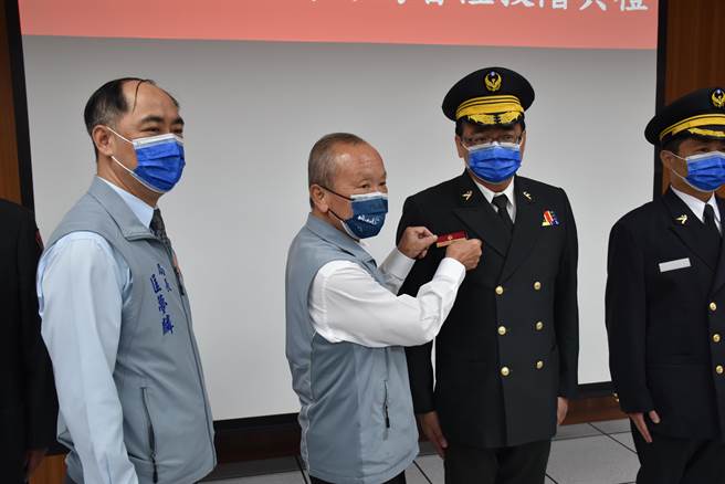 苗栗县长徐耀昌26日上午替新任消防局秘书顏勤益授阶。（谢明俊摄）