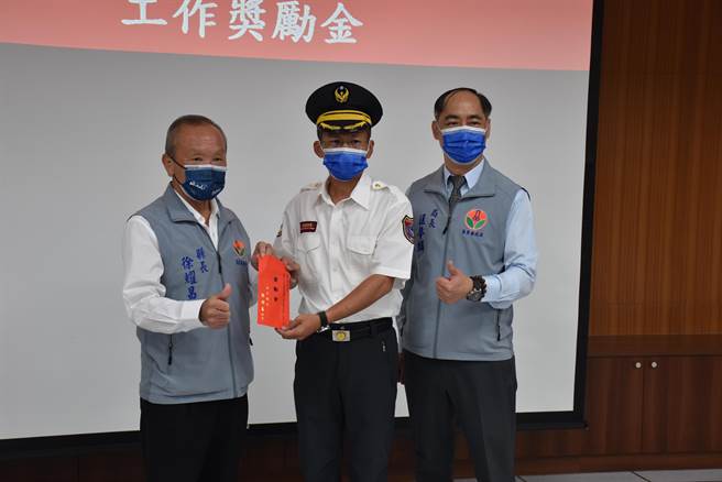 苗栗县长徐耀昌颁奖表扬第3大队小队长陈立伟。（谢明俊摄）