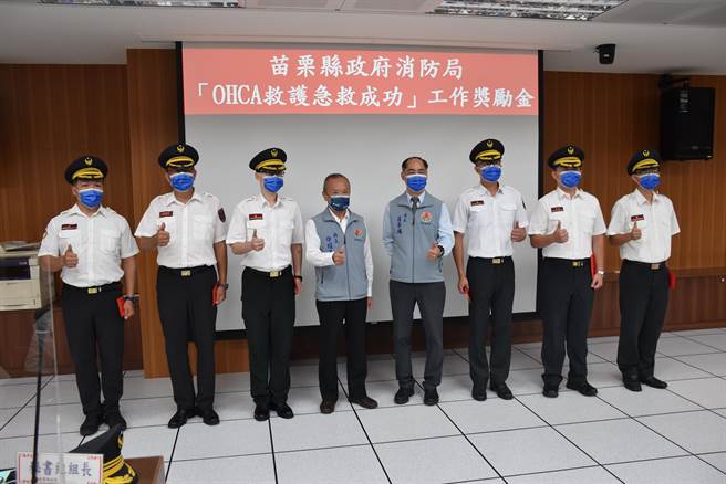 苗栗县长徐耀昌颁奖表扬成功救护民眾的消防分队。（谢明俊摄）