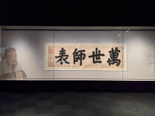 故宫南院人气国宝展26日起展出清康熙皇帝御书「万世师表」，此作下笔沉着稳重，线条厚实质朴，文化部于2019年指定为国宝。（图/ 中央社）