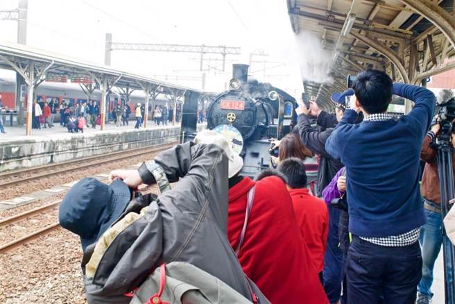 图为2016年台铁CK124蒸汽邮轮列车驶进嘉义车站，民眾争相拍照。（本报资料照）