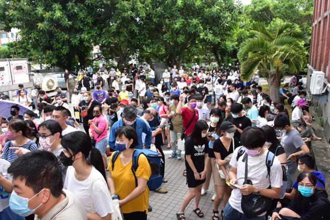 新竹县家畜疾病防治所26日举办16只布偶猫与英国短毛猫认养抽籤仪式，共有566人报名认养。（图/ 中央社）