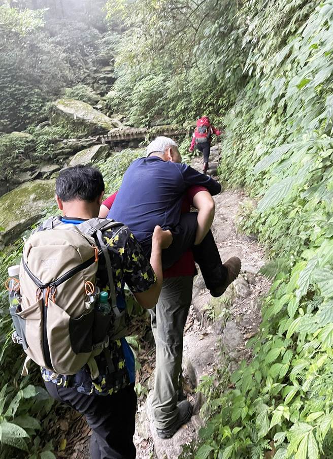 被領隊遺留在北大武山三角點的陳姓山友，最終由警消以背拉方式協助護送下山。（屏縣消防局提供／林和生屏東傳真）