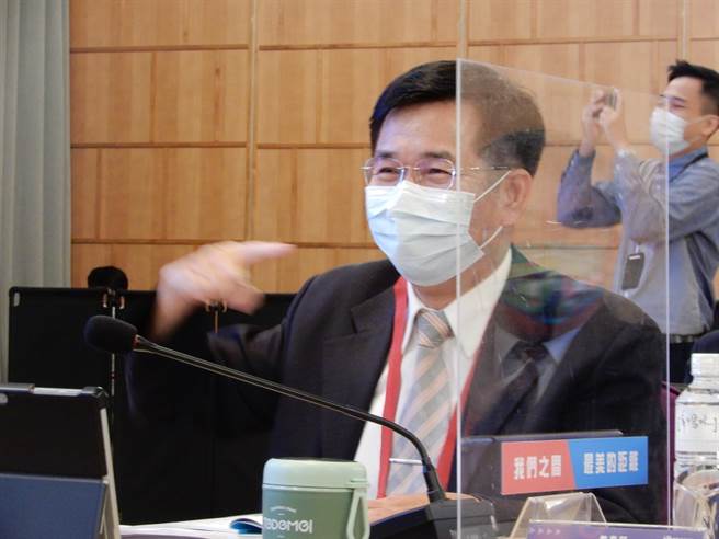 在全国教育局处长会议中，教育部长潘文忠学习手语，他比出「刷牙」手势。（林志成摄）