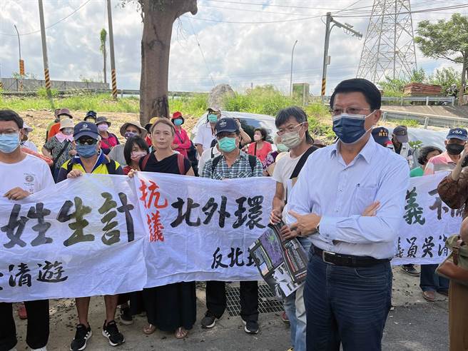 台南市北外环快速道路第四期工程计画高架行经永康区中华路引发争议，国民党台南市长提名人谢龙介告诉自救会成员将持续关心此案。（洪荣志摄）