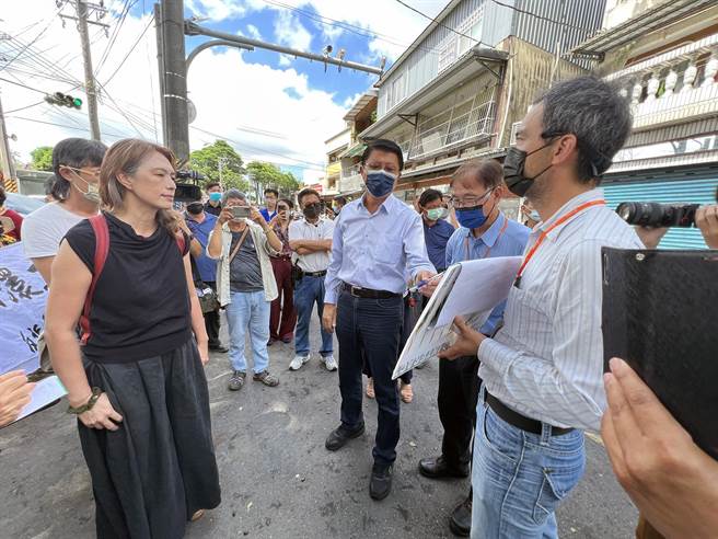 国民党台南市长提名人谢龙介邀集营建署、水利署及市府工务局会勘北外环快速道路第四期工程计画时，无党籍市长参选人商毓芳也到场关心。（洪荣志摄）