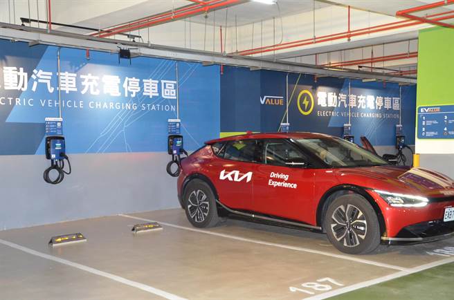 南瀛绿都心公园地下停车场整建启用，还新设电动车充电桩。（台南市政府提供／张毓翎台南传真）