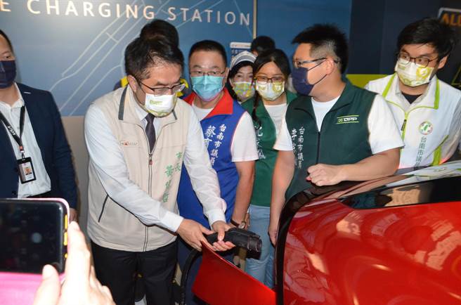 市长黄伟哲（左一）出席启用仪式，并试体验使用充电桩。（台南市政府提供／张毓翎台南传真）
