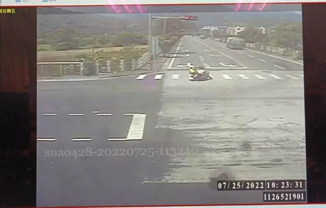 宜兰县苏澳镇海山东路与苏滨路一段路口25日上午10时许，1名34岁陈男驾驶曳引车时，沿路散落污泥，致32岁的卢姓男警员行经时侧滑险摔车，所幸卢员机警反应，仅左膝挫伤。（民眾提供／吴佩蓉宜兰传真）