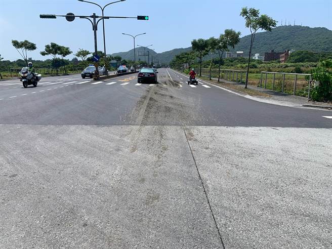 宜兰县苏澳镇海山东路与苏滨路一段路口25日上午10时许，1名34岁陈男驾驶曳引车时，沿路散落污泥，致32岁的卢姓男警员行经时侧滑险摔车，所幸卢员机警反应，仅左膝挫伤。（民眾提供／吴佩蓉宜兰传真）