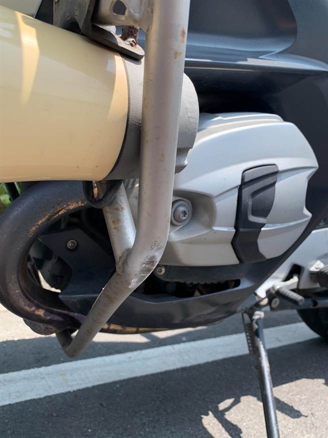 警方说明，因大重机旁有行李箱跟防撞杆，遇到侧滑时，警员会先用防撞杆作防卫的动作，所幸该同仁十分机警加上平常训练有素，紧急用膝盖把车辆顶起来，让车辆得以回復正常行驶状况，才无造成严重伤害。（民眾提供／吴佩蓉宜兰传真）