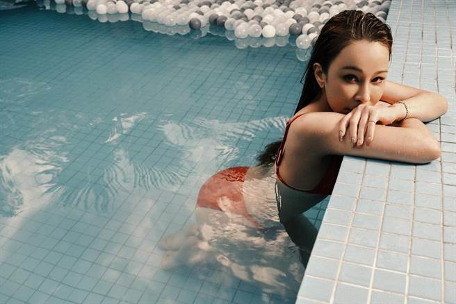 温岚在泳池变身出水芙蓉，展现凹凸有致好身材。 （岚图娱乐提供）