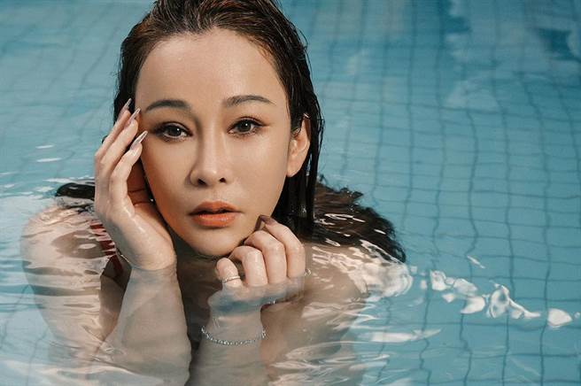 温岚日前在北京庆生，同行摄影师为她拍起时尚大片。 （岚图娱乐提供）