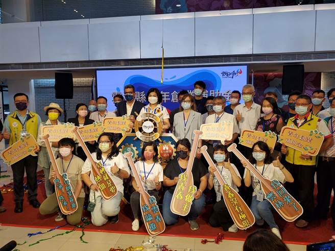 云林县府运用允能风力发电公司即将回馈的电力开发协助金1亿元成立「云林创业补助金」，鼓励20岁至35岁青年返乡创业，今举行记者会，县府扮演船长角色，协助青年创业者划桨。（周丽兰摄）