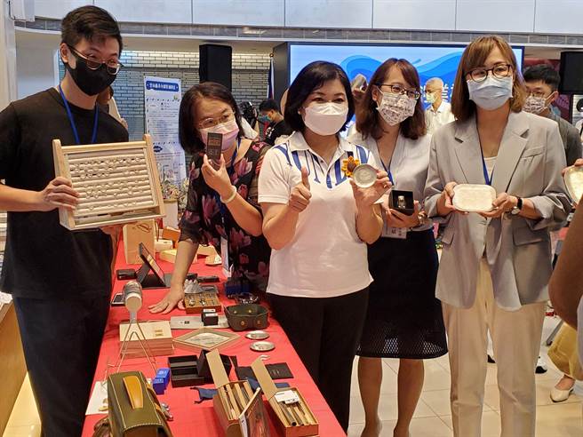云林县长张丽善（左三）巡视一个由云林科技大学学生创业从事家庭金工的摊位。（周丽兰摄）