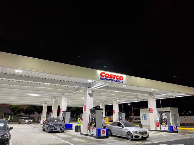 一名网友到好市多加油站加油却撞上安全岛。（图／翻摄自Costco好市多 商品经验老实说）