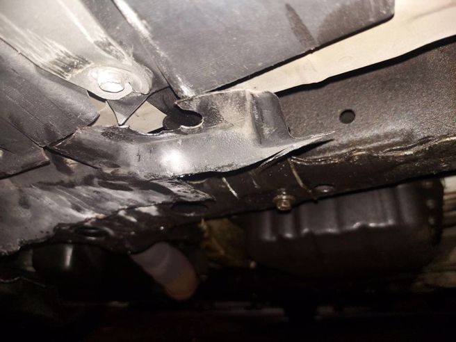 原PO到好市多加油站加油，结果撞上安全岛，车底壳受损。（图／翻摄自Costco好市多 商品经验老实说）