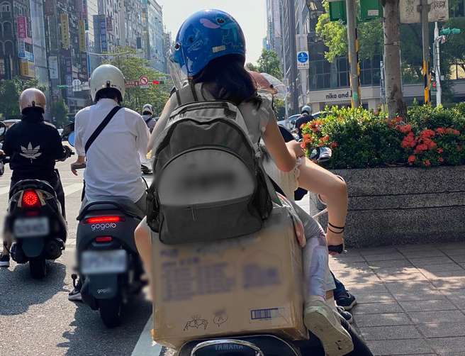 妈妈好可怕！机车后座没地方坐，竟让女儿坐在纸箱上，网惊呼：「家长完全没有危机意识」。（图／翻摄自路上观察学院）