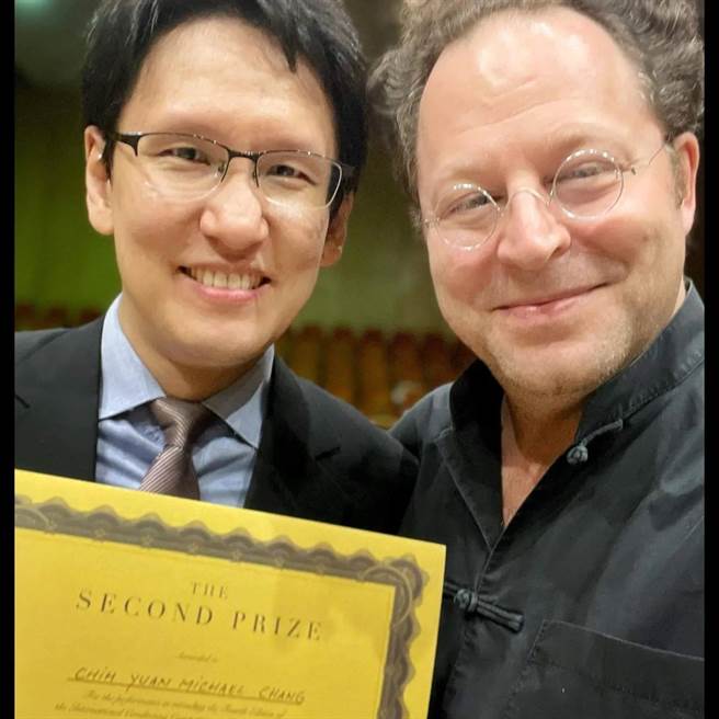 台北市立交响乐团助理指挥张致远，于7月中远赴罗马尼亚参加第4届布加勒斯特交响乐团国际指挥大赛，拿下第二名。图为他和名指挥家约翰．艾瑟罗德（John Axelrod）合影。（北市交提供）