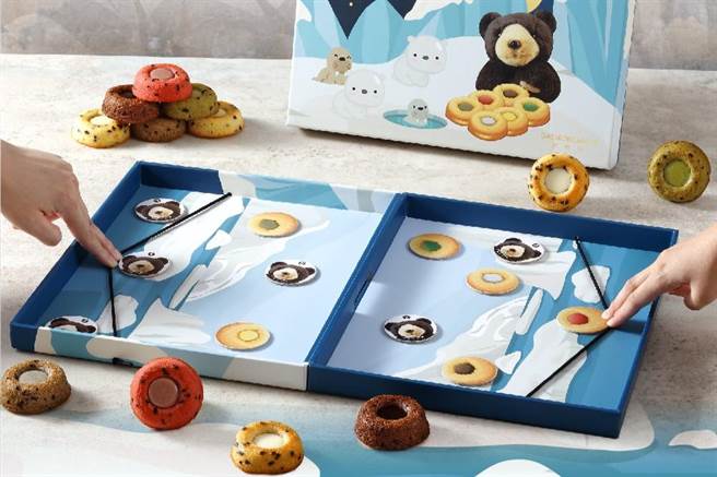 麗緻餐旅集團【極地冰球˙法式月光禮盒】禮盒展開即是遊戲擂台，為家人歡聚增添新意。（麗緻提供）