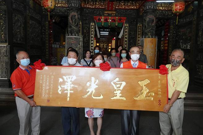 台南市北区开基玉皇宫主委涂大松（右一）赠匾「玉皇光泽」给东京妈祖庙董事长詹德薰（左二）及住持连昭惠（中）。（洪荣志摄）