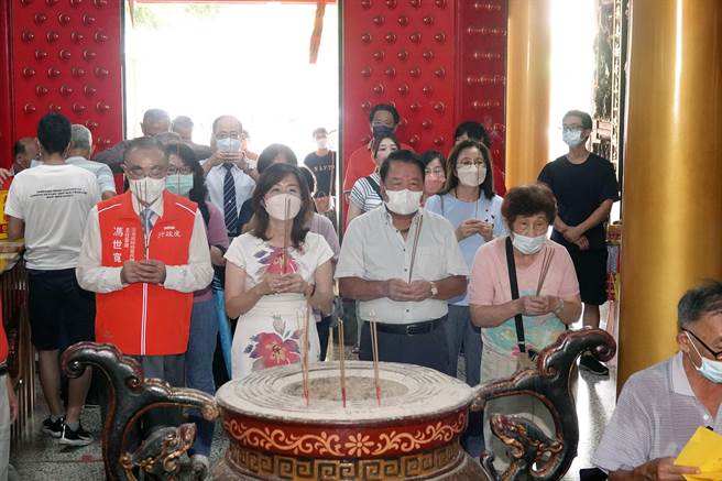 日本东京妈祖庙董事长詹德薰（前排左三）及住持连昭惠（前排左二）等人，在退辅会主委冯世宽（前排左一）的陪同下前来开基玉皇宫参拜。（洪荣志摄）