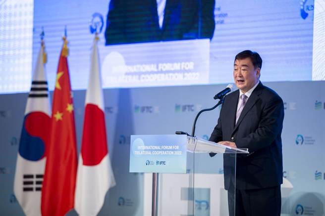 图为中国驻韩大使邢海明日前在2022年中日韩合作国际论坛开幕式上致辞。（新华社）