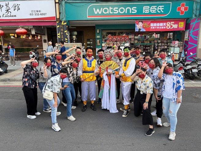 艺阁踩街活动现场，健行科大数位多媒体设计系学生合影。(照片/健行科大提供)