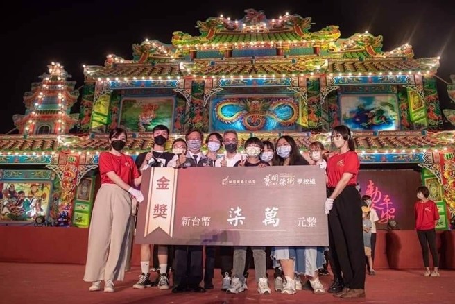 颁奖现场，健行科大数媒系师生与郑文灿市长合照。(照片/健行科大提供)