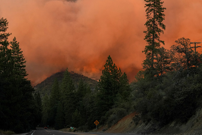 优胜美地国家公园（Yosemite National Park）附近22日爆发猛烈野火「橡树大火」（Oak Fire）。（图/ 路透社）