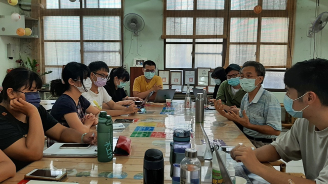 與地區關鍵合作夥伴公舘社區等社區發展協會共同合作，圖為師生與社區交流實況。(照片/高科大提供)