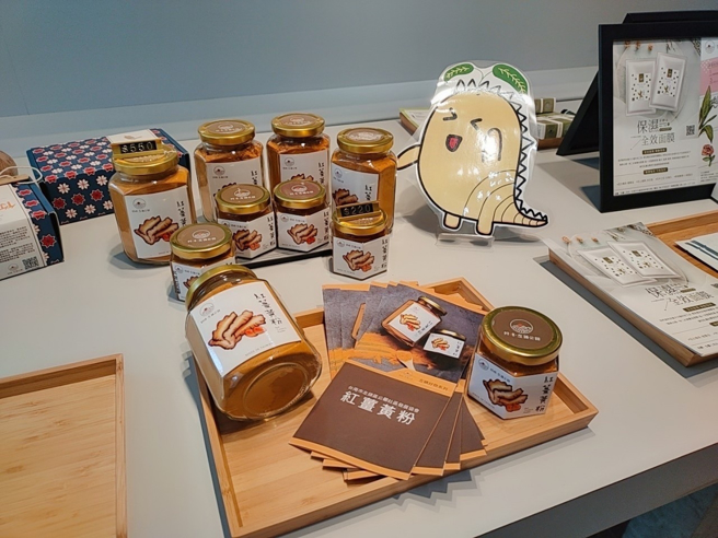 經由市場調查了解當前趨勢，針對不同客群與通路重新設計和包裝，為左鎮選品展展出內容。。(照片/高科大提供)