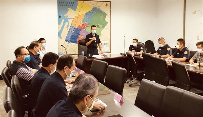 清水警分局长游永中(中)亲自指挥万安45号演习，从简报、防情传递、警报发放、疏散管制、防空避难设备验证等，每项演练都精确扎实。(警方提供)