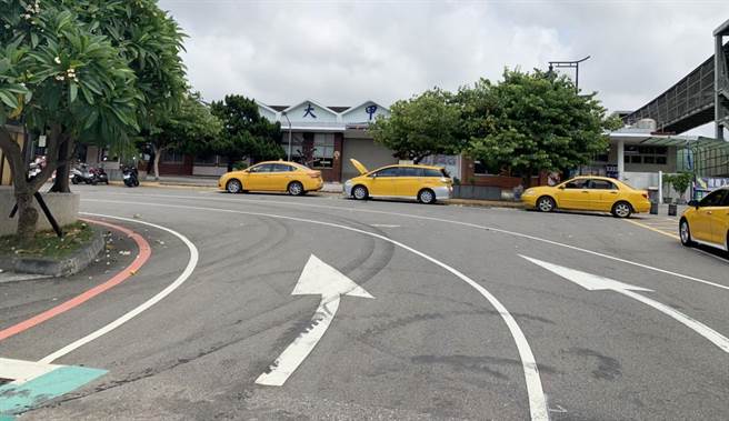 万安45号演习，大甲区街上的行驶车辆都靠路边停放，充分的敌情概念及应变能力，展现全民国防精神演练过程逼真。(民眾提供)