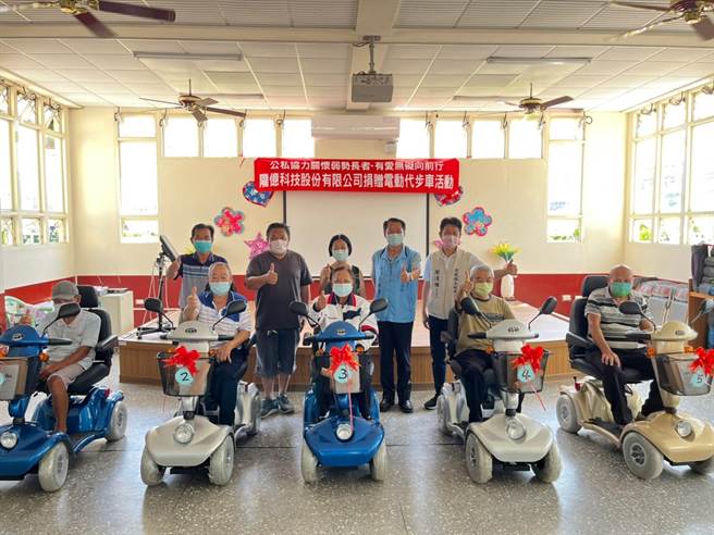 台中市隴億公司捐贈5部電動代步車給後龍鎮公所給長輩使用。（謝明俊攝）