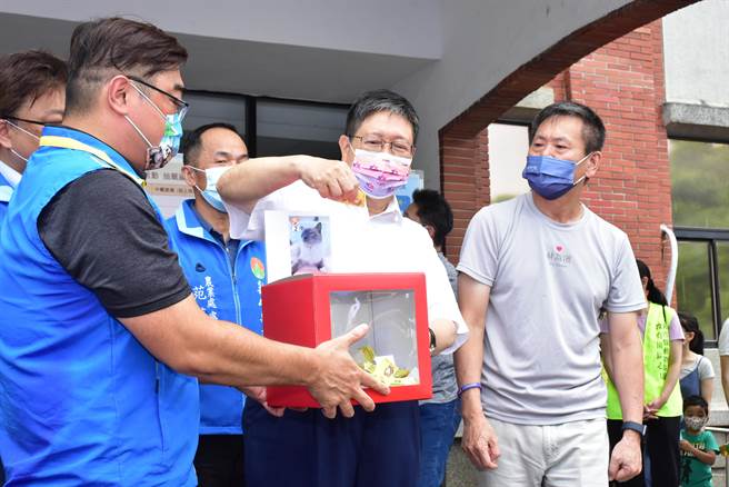 新竹县长杨文科（中）到家畜疾病防治所抽出幸运民眾的籤。（新竹县府提供／邱立雅竹县传真）